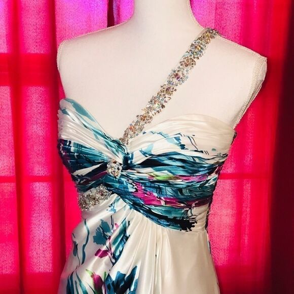 NWOT MEProm Beauty    - Picture 4 of 8